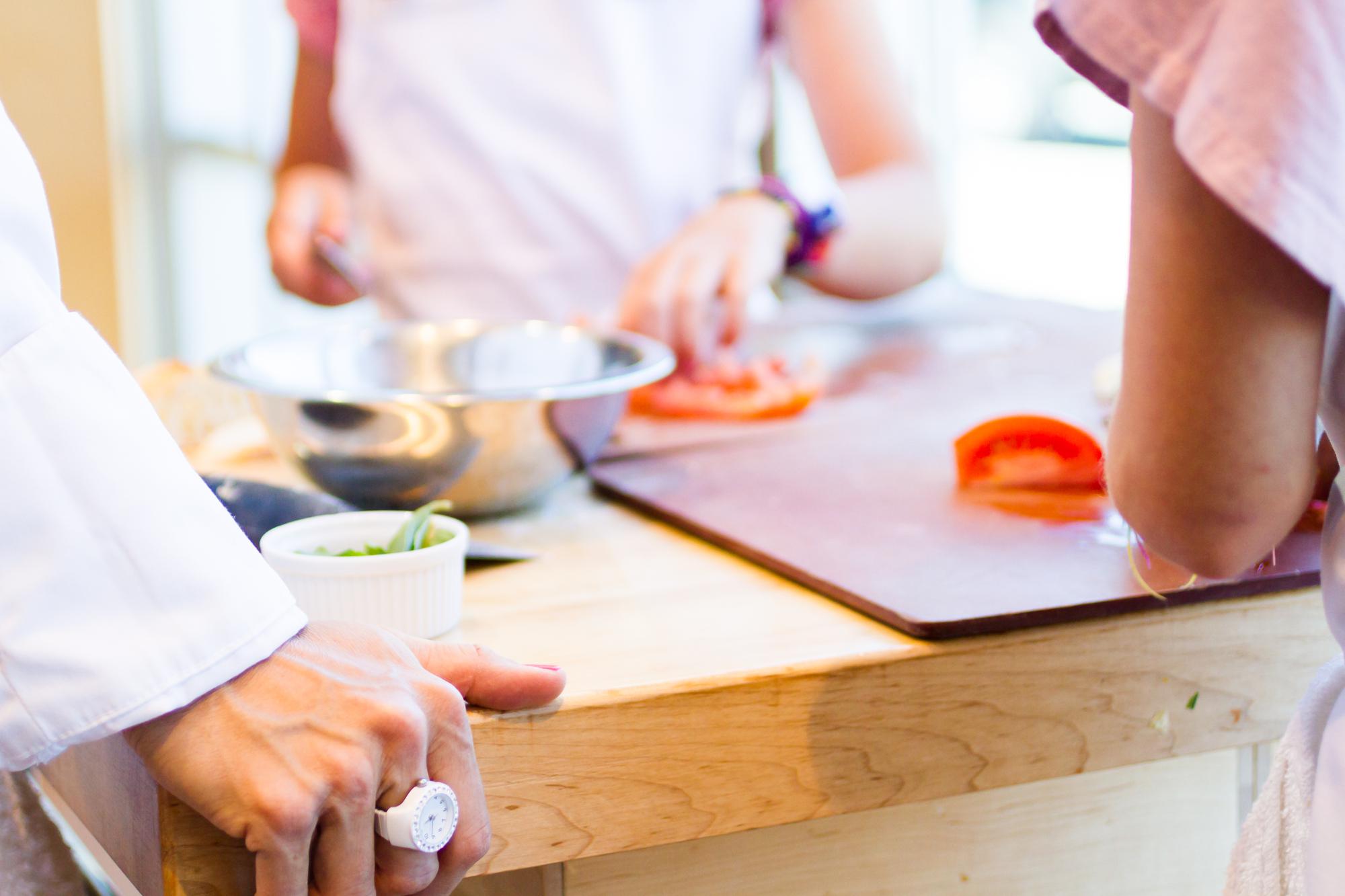 Invito a workshop in cucina con tavolo apparecchiato