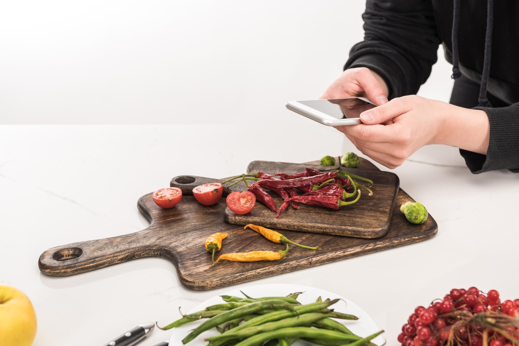 Chef che prepara una ricetta semplice su un piano di lavoro